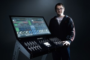 Johannes Strappler mit seinem TM-1 Multitouch Controller