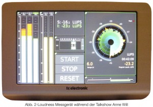 ein externes Messinstrument der Firma TC Electronics, welches bei dem Unternehmen Studio Berlin Adlershof in der Regie im Einsatz ist. Alle relevanten Parameter lassen sich auf einen Blick erkennen.