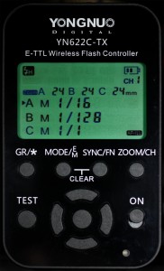 Abb.2: Die Steuereinheit der HSS- und Super Sync-fähigen Funkstrecke YN622 von Yongnuo. Blitze können in Gruppen unterteilt und die Leistung und Zoomfunktion kompatibler Geräte geregelt werden. Auch die TTL-Automatikfunktionen des jeweiligen Kamerasystems werden unterstützt.
