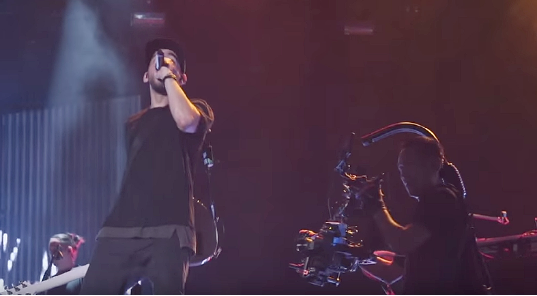 Der DJI Ronin filmt eine stabile Nahaufname von Mike Shinoda auf der Bühne [DJI Stories - Linkin Park: https://www.youtube.com/watch?v=P4ip5d5Y8Xk