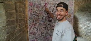 Der Linkin Park Sänger Mike Shinoda zeigt uns sein Autogramm auf der Chinesischen Mauer [DJI - Linkin Park Tour Diary: https://www.youtube.com/watch?v=U-B1wTCYLVc]
